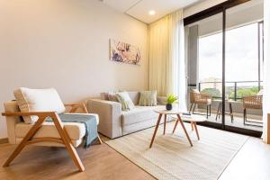 un soggiorno con un divano e un tavolo di Hestia at Asuncion Cozy Bright & Smart 2BDR ad Asunción