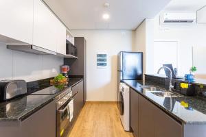 una cucina con ripiani in bianco e nero di Hestia at Asuncion Cozy Bright & Smart 2BDR ad Asunción Altre 32 foto