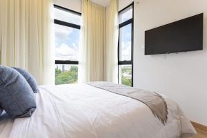Letto o letti in una camera di Hestia at Asuncion Cozy Bright & Smart 2BDR