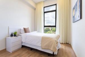 Letto o letti in una camera di Hestia at Asuncion Cozy Bright & Smart 2BDR