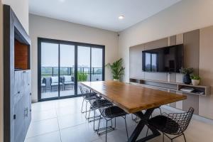 TV o dispositivi per l'intrattenimento presso Hestia at Asuncion Cozy Bright & Smart 2BDR