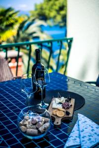 una mesa con dos copas de vino y un plato de comida en Apartments Maestral, en Trpanj