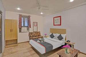 Postel nebo postele na pokoji v ubytování Townhouse Jp Grand Near Mayapuri Chowk