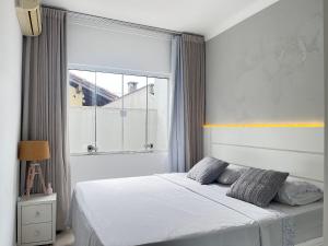 Ένα ή περισσότερα κρεβάτια σε δωμάτιο στο Edifício Residencial | 250m da Praia