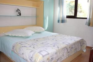Кровать или кровати в номере Apartments by the sea Zivogosce - Blato, Makarska - 24290