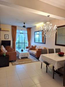 Ruang duduk di Partial Seaview with Wifi, Batu Ferringhi