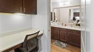 cocina con encimera, lavabo y espejo en Cozy 1bd Apartment, en Frisco