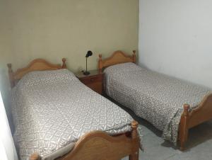 two beds sitting next to each other in a bedroom at Casa doña tati in Cortaderas