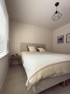 Postel nebo postele na pokoji v ubytování Genk Central Apartment