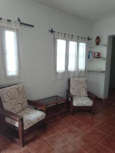 2 sillas y una mesa en la sala de estar en El Bello, en San Juan