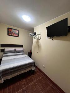 Un televizor și/sau centru de divertisment la Paraiso de Huacachina