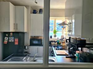 Køkken eller tekøkken på West Street Views 1 - Cosy town centre apartment