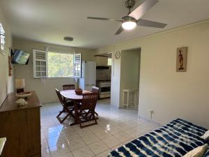 Μια τηλεόραση ή/και κέντρο ψυχαγωγίας στο Appartement proche de la mer