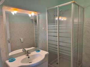 Ένα μπάνιο στο Appartement proche de la mer