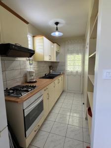 Η κουζίνα ή μικρή κουζίνα στο Appartement proche de la mer