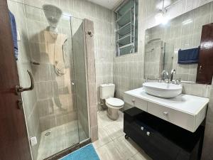 a bathroom with a shower and a sink and a toilet at Apto na beira da praia do Centro | ROMM207 in Rio das Ostras