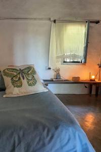 a bedroom with a bed with a window and a table at El Rancho - Hospedaje Rural in Navarro