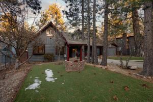 ein Haus mit einem Brunnen vor einem Hof in der Unterkunft Little Red Cabin with a Hot Tub BBQ plus large Yard in Sugarloaf