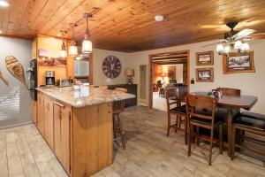 eine Küche und ein Esszimmer mit Theke und Tisch in der Unterkunft Little Red Cabin with a Hot Tub BBQ plus large Yard in Sugarloaf