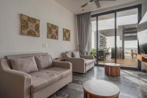 Χώρος καθιστικού στο Beachfront luxury villa with pool with private cooker & staff