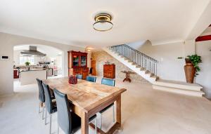 Posezení v ubytování Beautiful Home In Malataverne