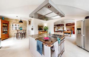 Kuchyň nebo kuchyňský kout v ubytování Beautiful Home In Malataverne