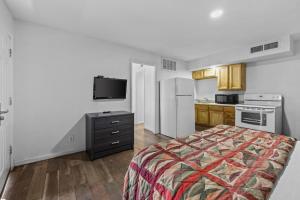 Kuchyň nebo kuchyňský kout v ubytování American Executive Inn Mesa