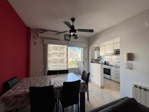 Una cocina y un comedor con una mesa y un ventilador de techo en Praga, amplio y luminoso, en La Plata 9 fotos más