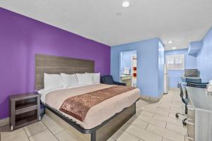 Postel nebo postele na pokoji v ubytování American Executive Inn Mesa + 36 fotografií