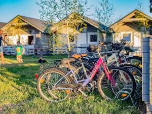 - un groupe de vélos garés devant une maison dans l'établissement Holiday Home in Dziwnówek by Baltic Sea, à Dziwnówek