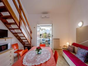 una sala de estar con una mesa y un sofá en Appartement in Loano, en Loano