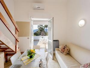 una sala de estar con un sofá y una mesa en Appartement in Loano, en Loano