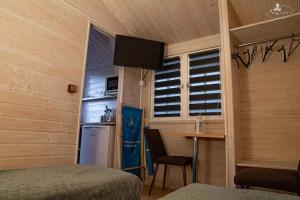 Cette chambre comprend un lit, un bureau et une cuisine. dans l'établissement Holiday Home in Dziwnówek near Baltic Sea, à Dziwnówek