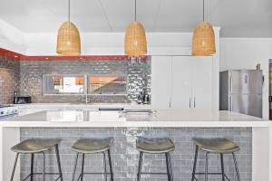 Hamilton HillにあるStylish 4-Bedroom Coastal Family-Friendly Retreatの三脚付きキッチン