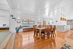 Hamilton HillにあるStylish 4-Bedroom Coastal Family-Friendly Retreatのテーブルと椅子のあるキッチンとダイニングルーム