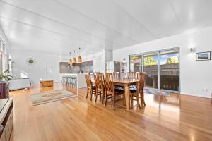Hamilton HillにあるStylish 4-Bedroom Coastal Family-Friendly Retreatのダイニングルーム、キッチン(テーブル、椅子付)