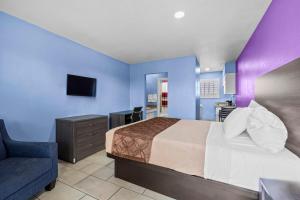 Postel nebo postele na pokoji v ubytování American Executive Inn Mesa