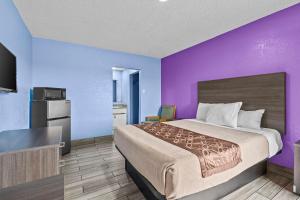 Postel nebo postele na pokoji v ubytování American Executive Inn Mesa