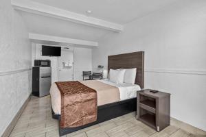 Postel nebo postele na pokoji v ubytování American Executive Inn Mesa