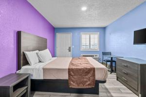 Postel nebo postele na pokoji v ubytování American Executive Inn Mesa