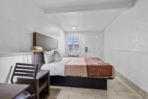 Postel nebo postele na pokoji v ubytování American Executive Inn Mesa