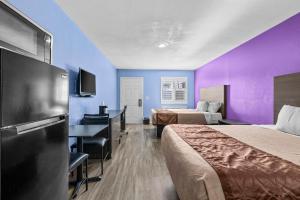 Postel nebo postele na pokoji v ubytování American Executive Inn Mesa