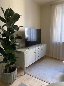 TV a/nebo společenská místnost v ubytování Enchanting 1BR w/ King Bed in Unbeatable Location