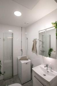 Koupelna v ubytování Enchanting 1BR w/ King Bed in Unbeatable Location + 31 fotografií