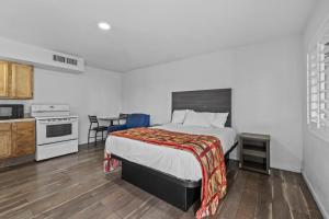 Kuchyň nebo kuchyňský kout v ubytování American Executive Inn Mesa