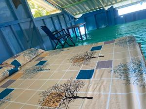 a bed in a room with a swimming pool at Hostal el peñón in Buenaventura