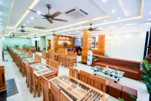 a dining room with tables and chairs and a unintention at Đức Thắng Hotel in Sầm Sơn