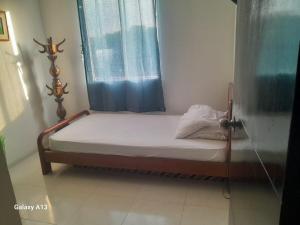 a small bed in a room with a window at Confortable y comodo apartamento in Cartagena de Indias