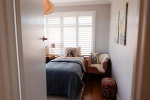 'The Light-House' Entire Home with Coastal Views客房内的一张或多张床位