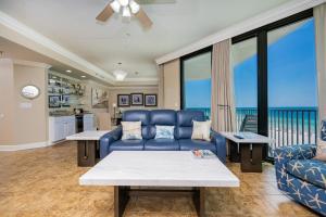 un salon avec un canapé et une table dans l'établissement Phoenix IX 506 condo, à Orange Beach